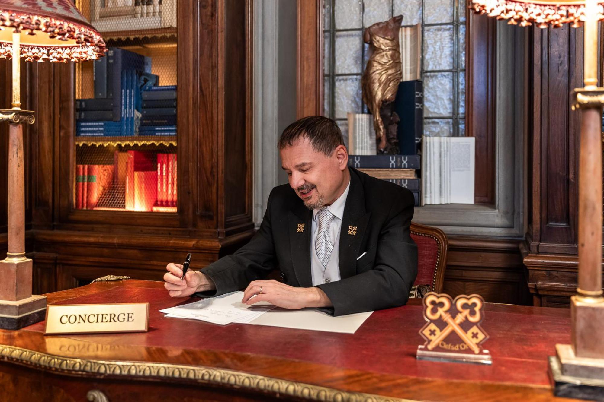 เฮลเวเชียแอนด์บริสตอล - สตาร์โฮเต็ล กอลเลซิโอเน Hotel ฟลอเรนซ์ ภายนอก รูปภาพ Mayor of Prague Zdeněk Hřib