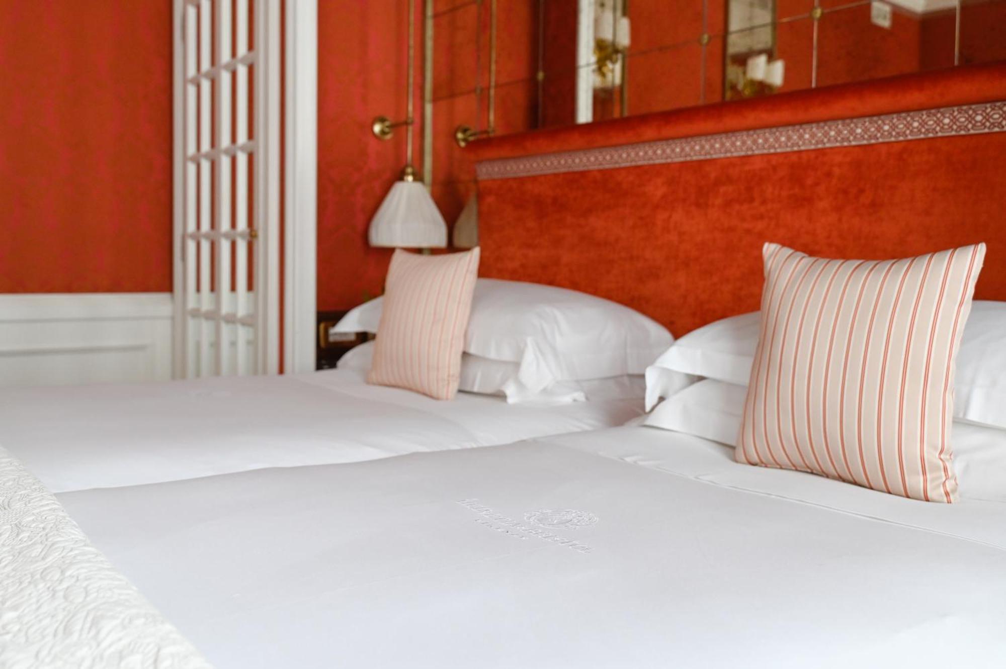 เฮลเวเชียแอนด์บริสตอล - สตาร์โฮเต็ล กอลเลซิโอเน Hotel ฟลอเรนซ์ ภายนอก รูปภาพ A bed with pillows